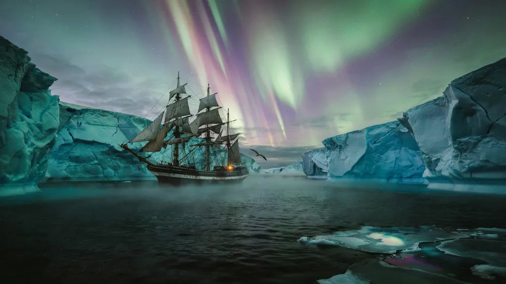 Altes Segelschiff eingeschlossen in einem leuchtenden Eisring unter Polarlicht