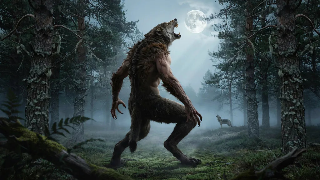 Mystischer Werwolf bei der Verwandlung im nebligen russischen Wald unter Vollmond