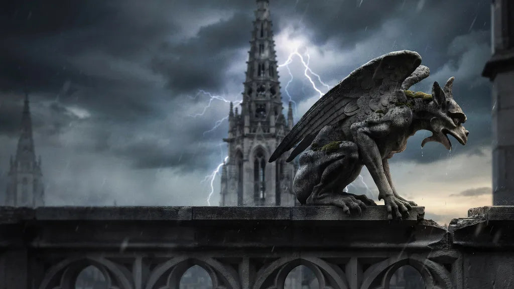 Steinerner Gargoyle vor dramatischem Gewitterhimmel an gotischer Kathedrale