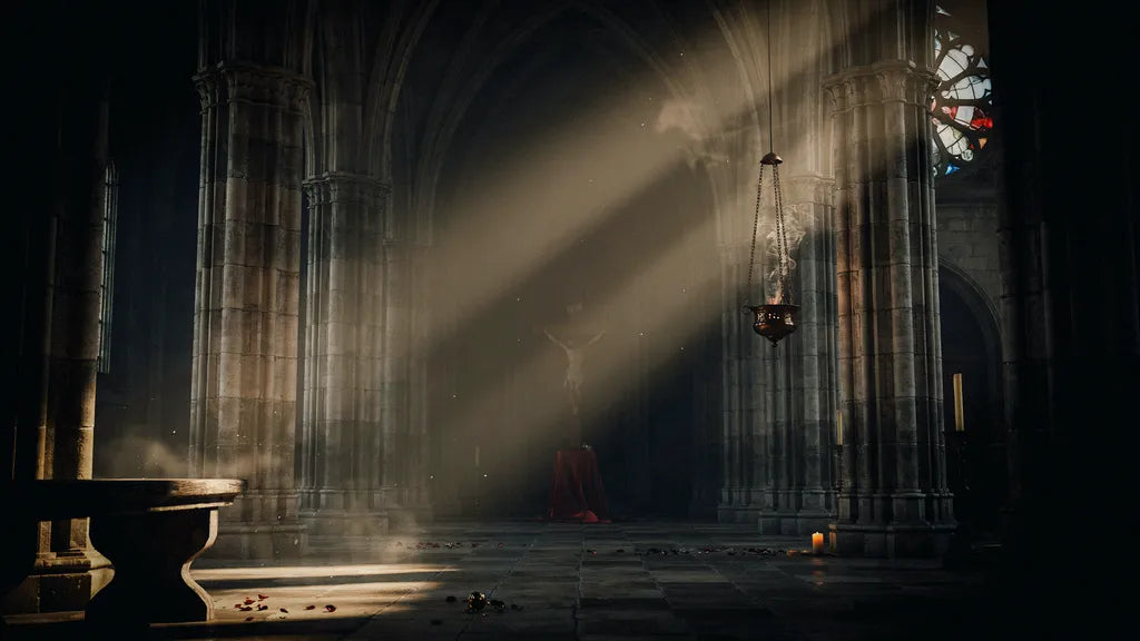 Dunkle gotische Kathedrale mit dramatischem Lichtstrahl durch Weihrauch