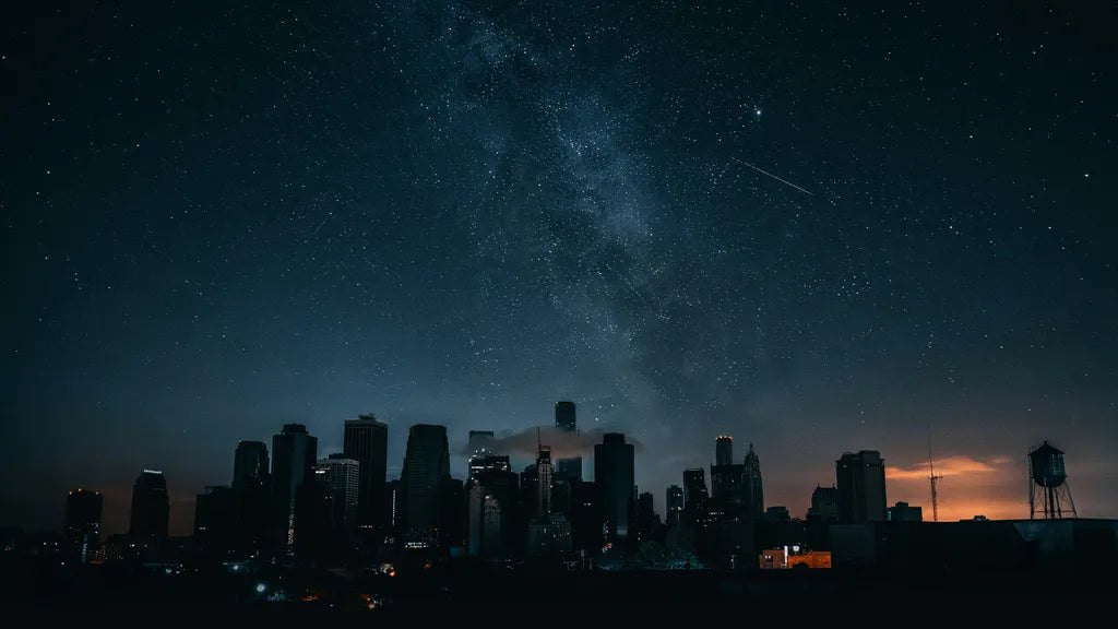 Komplett verdunkelte Stadtskyline während eines Stromausfalls
